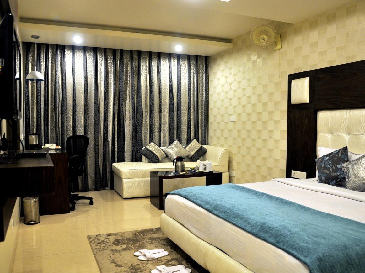 Hotel Diamond Plaza Chandīgarh Exteriör bild
