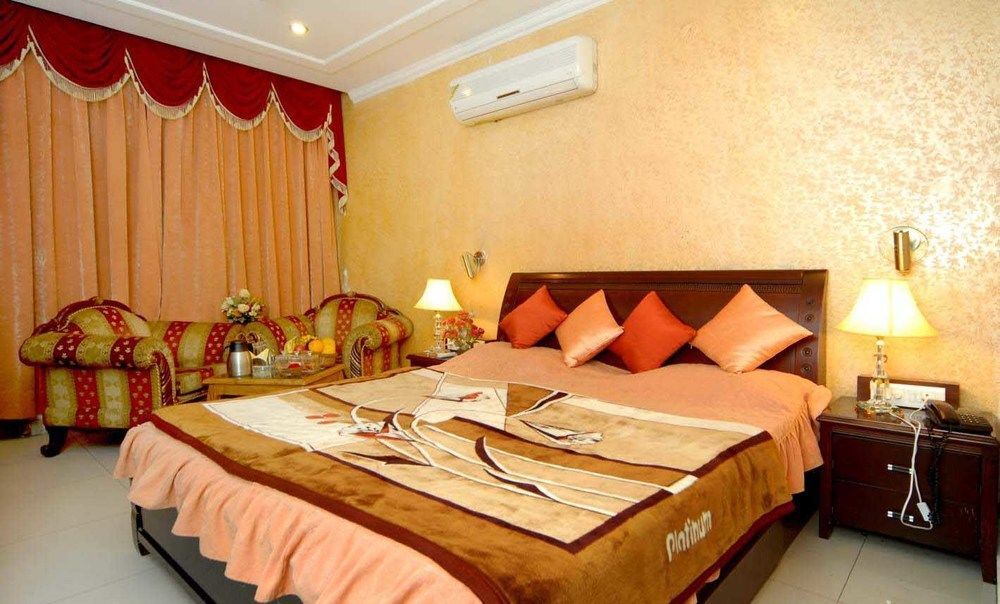 Hotel Diamond Plaza Chandīgarh Exteriör bild