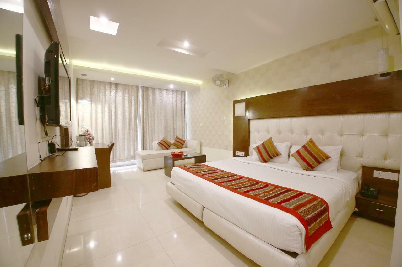 Hotel Diamond Plaza Chandīgarh Exteriör bild
