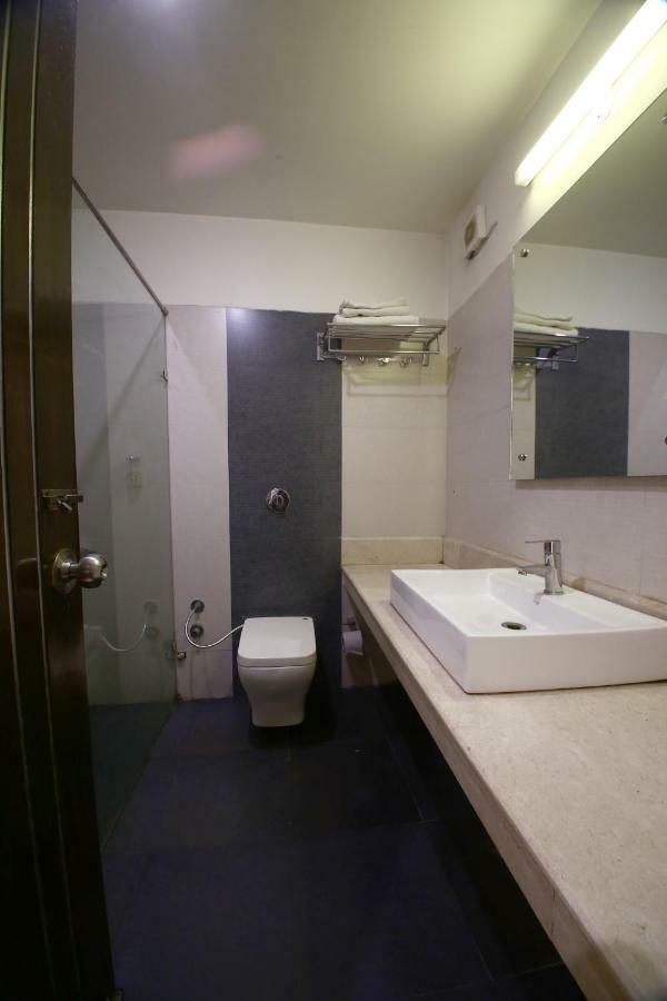Hotel Diamond Plaza Chandīgarh Exteriör bild