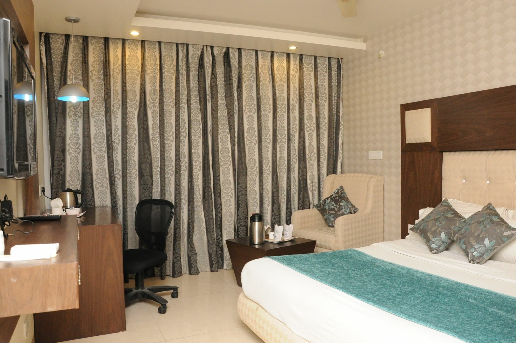 Hotel Diamond Plaza Chandīgarh Exteriör bild