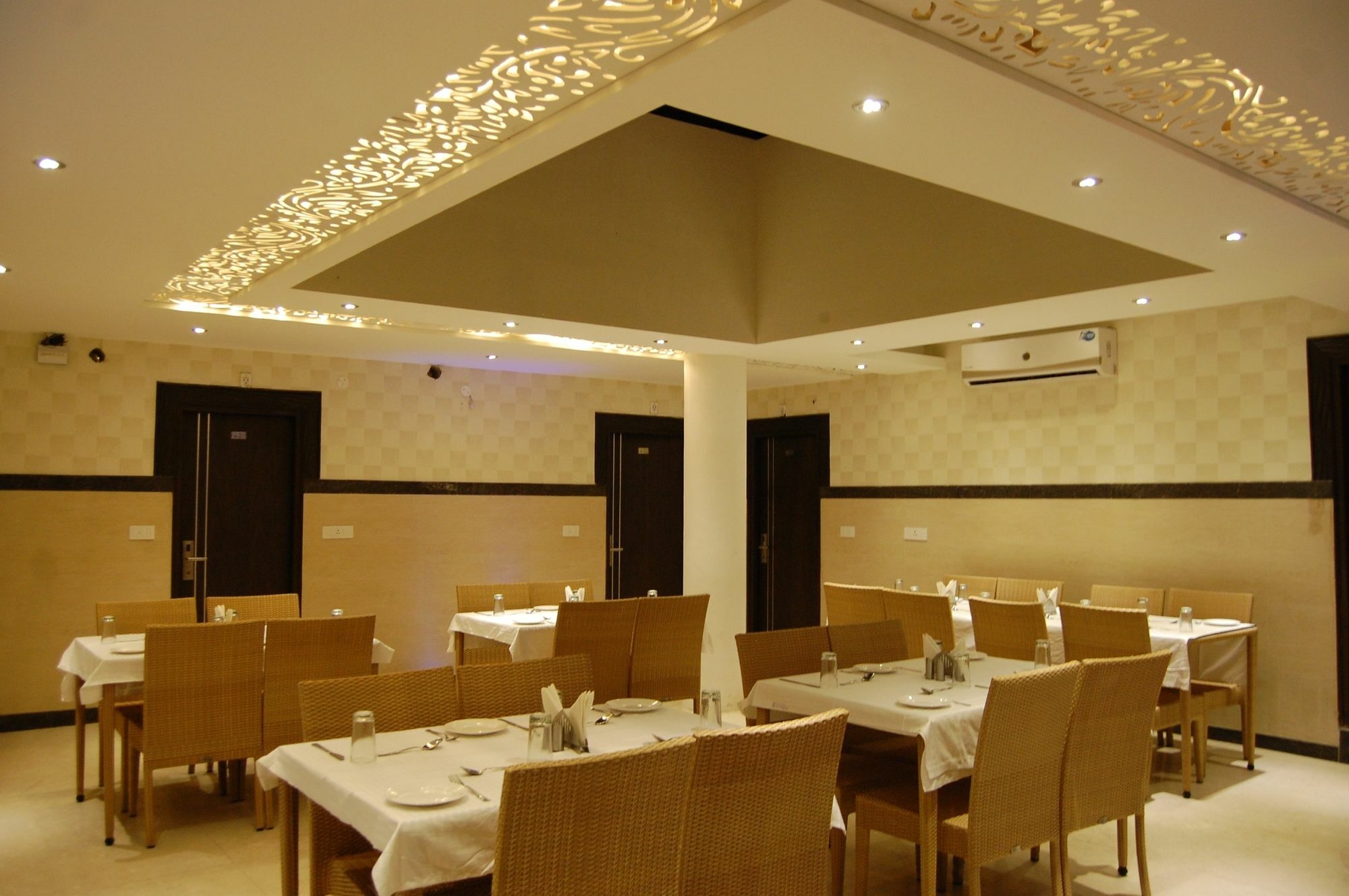 Hotel Diamond Plaza Chandīgarh Exteriör bild