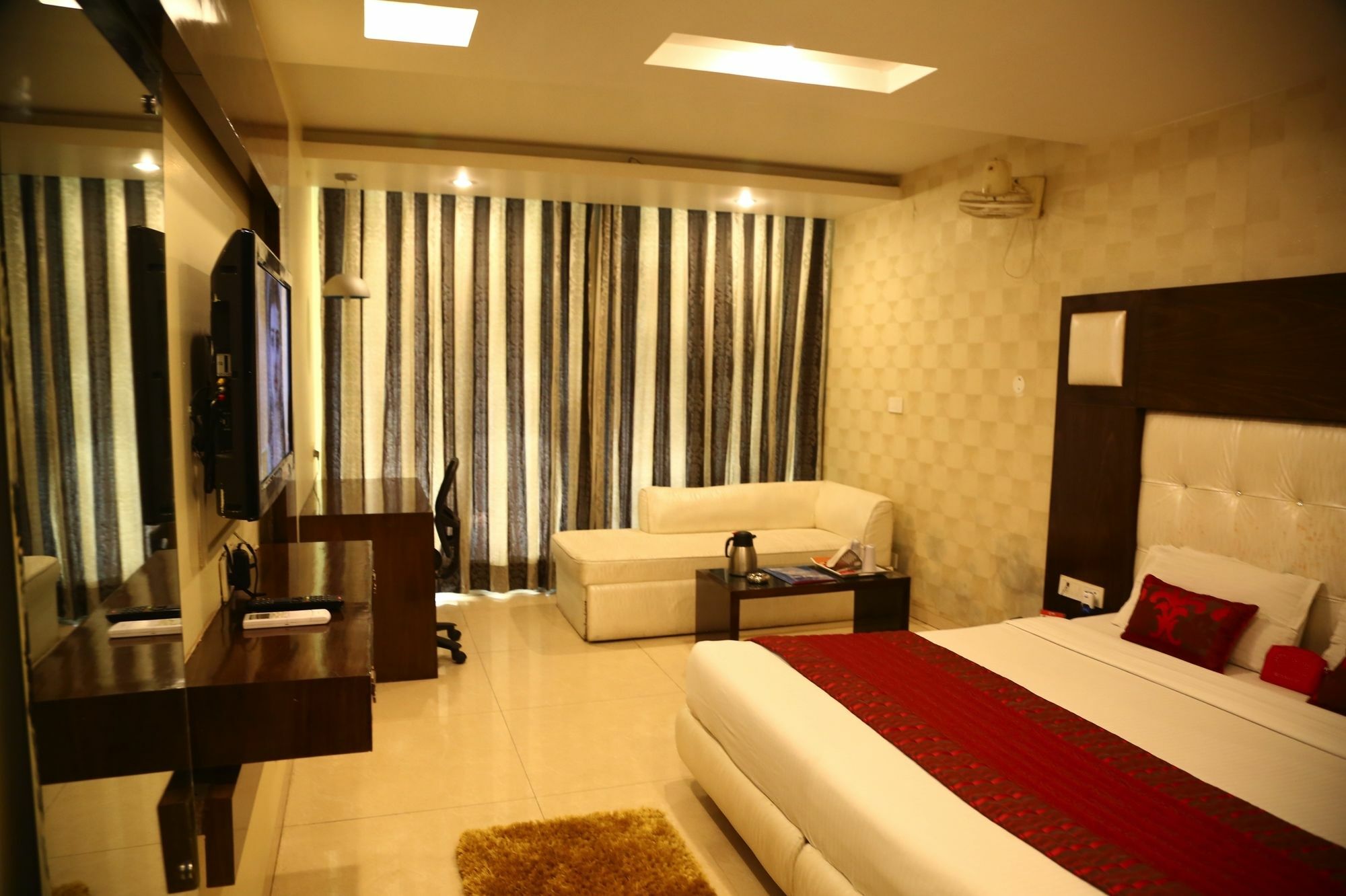 Hotel Diamond Plaza Chandīgarh Exteriör bild